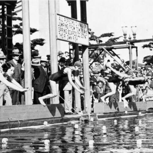 [Fleishhacker Pool, swimmers race, Sept. 3, 1927]