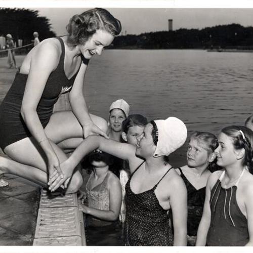 [Ann Curtis at Fleishhacker Pool, instructing students, July 12, 1944]