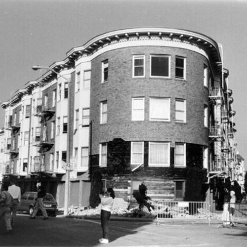 [Marina District building damaged in the October 17, 1989 Loma Prieta earthquake]