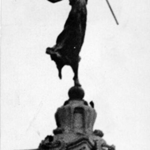 ["Victory" statue at the top of the Dewey Monument]
