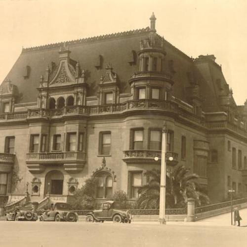 [Claus Spreckels mansion on Van Ness Avenue, between Clay and Sacramento streets]