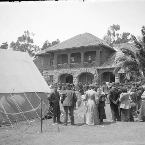 [Crowd gathers at McLaren Lodge in Golden Gate Park after earthquake and fire]
