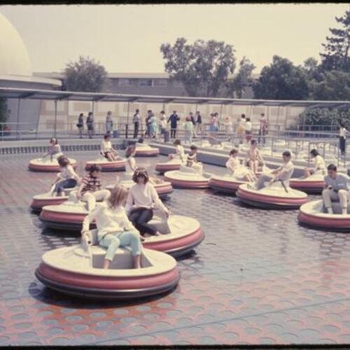 People on Flying Saucers ride