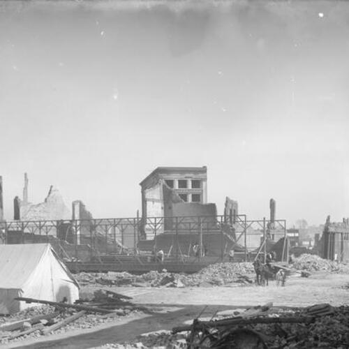 [Rebuilding amidst ruin of the 1906 earthquake and fire]