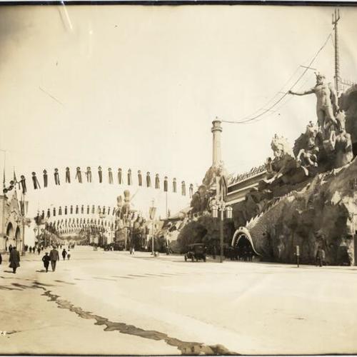 ["Submarine" exhibit in The Zone at the Panama-Pacific International Exposition]