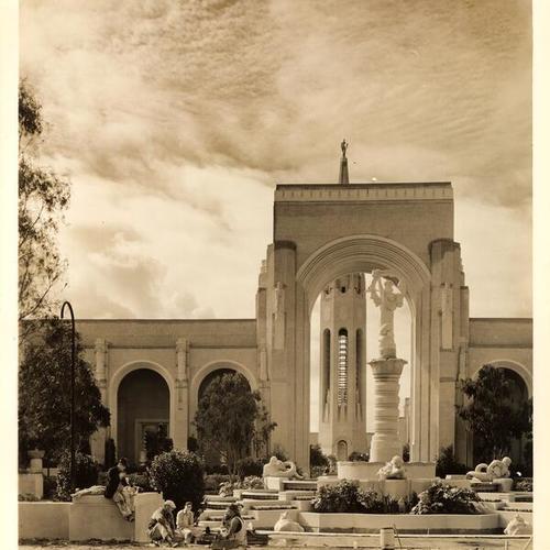 [Arch of Triumph, looking though the Court of Flowers, Golden Gate International Exposition on Treasure Island]