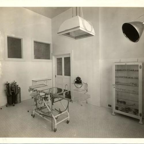 [Operating room inside the Palace of Education at the Panama-Pacific International Exposition]