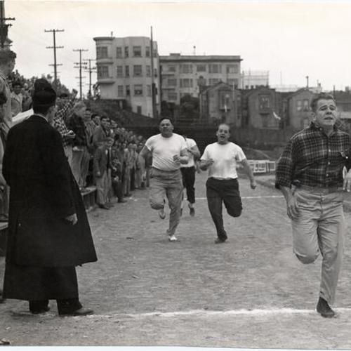 [Crowd watching foot race at the University of San Francisco]