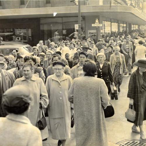 [Throng of pedestrians at Market and 5th streets]