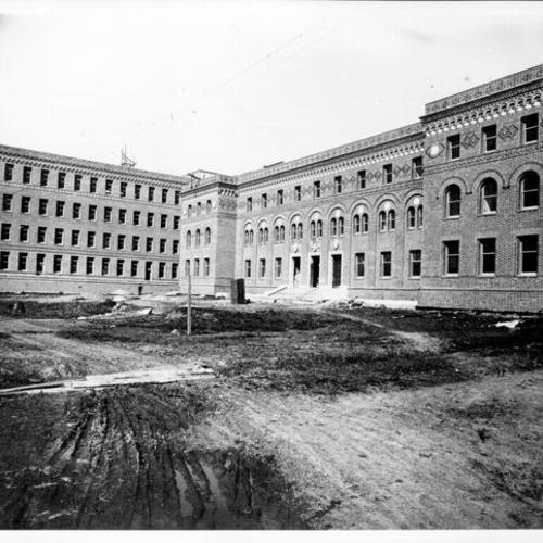 [Exterior view of center of San Francisco General Hospital]