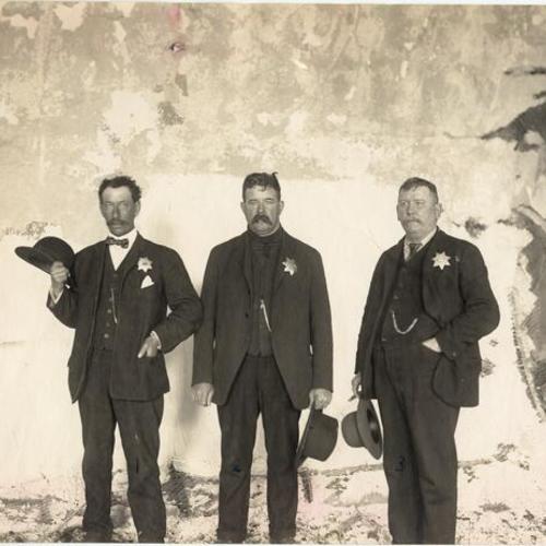 [Policemen in front of 1906 earthquake ruins]