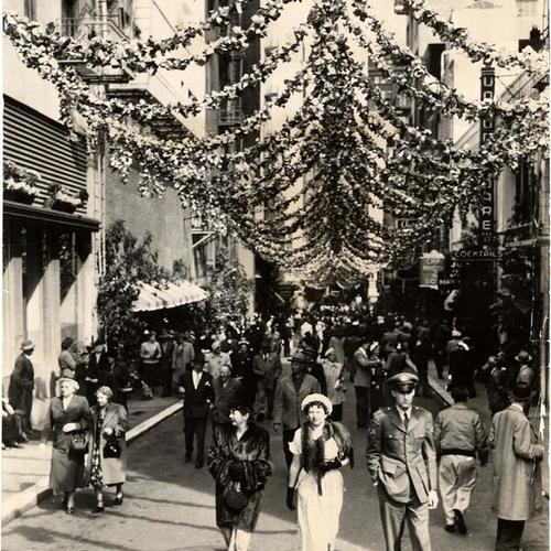 [Crowd of people on Maiden Lane for the Spring Festival]