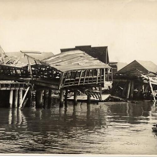 [Ruined buildings falling into the Bay after the 1906 earthquake]
