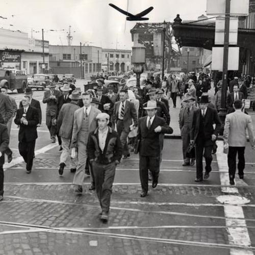 [Commuters leaving the Southern Pacific Depot at 3rd and Townsend streets]
