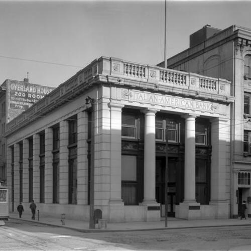Italian American Bank at southeast corner of Sacramento and Montgomery