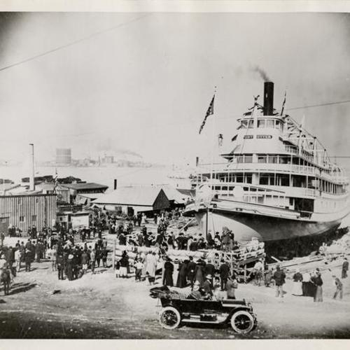 [Crowd of people gathering around steamer ship "Fort Sutter" docked in Hunters Point]