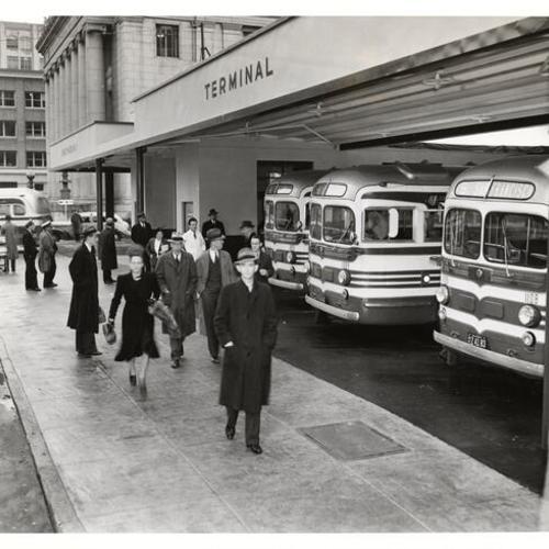 [Marin commuters at Greyhound terminal at Sansome and Sacramento streets]