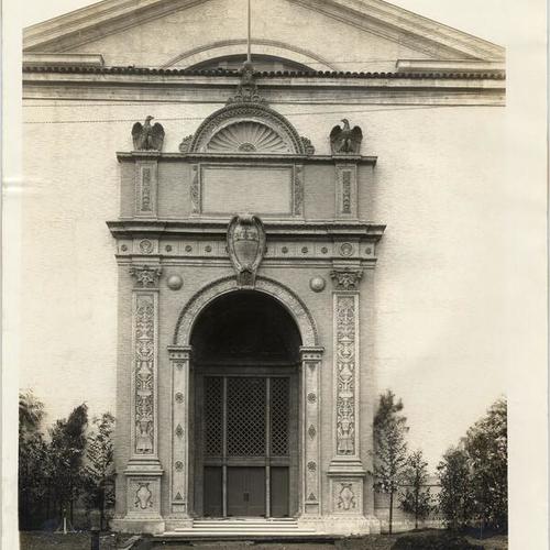 [South entrance to the Palace of Food Products at the Panama-Pacific International Exposition]