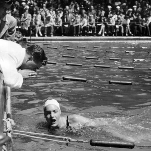 [Ann Curtis betters world's swim record at Fleishhacker Pool, July 31, 1944]