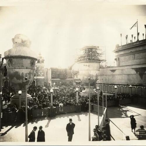 [Crowd gathered at entrance to the "Bowls of Joy" in The Zone at the Panama-Pacific International Exposition]