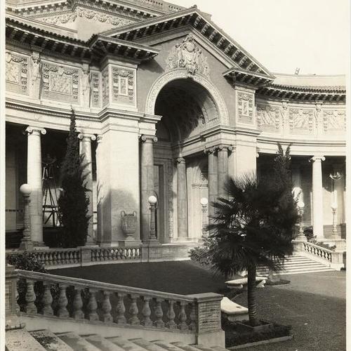[Court of Palms and Palace of Liberal Arts at the Panama-Pacific International Exposition]