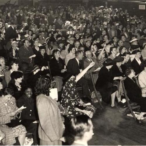 [Crowds at the auction of unclaimed merchandise at Seventh and Mission Post Office]