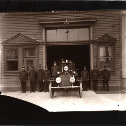 [Group photo of firemen at Engine 22]