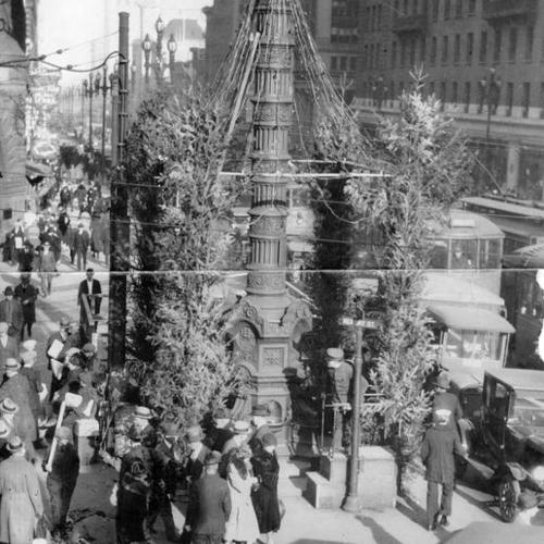 [Lotta's Fountain at Market and Kearny Streets decorated for Christmas]