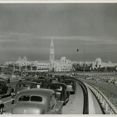 [View from causeway, cars waiting to enter Golden Gate International Exposition on Treasure Island]