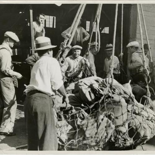 [Dock workers back at work after the strike of 1934]