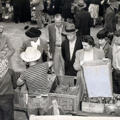 [People buying string beans at the Farmers' Market at Duboce and Market streets]