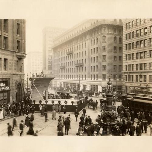 [Stand erected for Mme. Luisa Tetrazzini's open air concert, Christmas Eve, 1910, at Lotta's Fountain on Market Street]