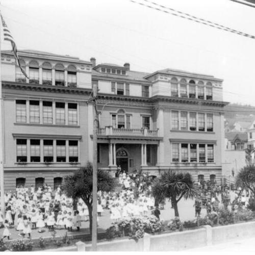 [Students playing in front of Noe Valley School]