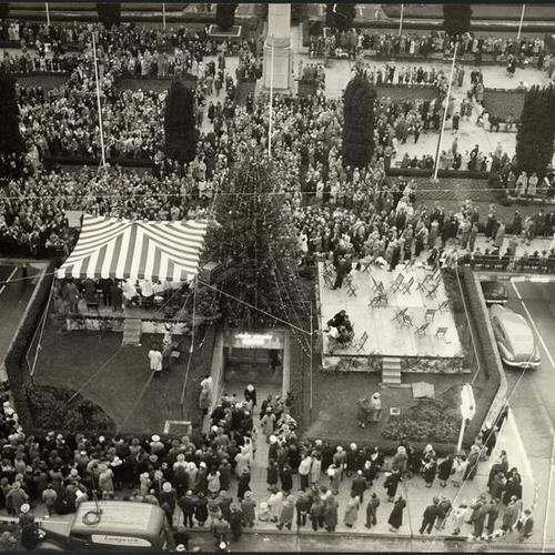 [Christmas concert at Union Square with singer John Charles Thomas and the Municipal Band]