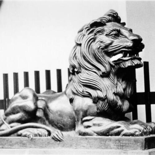 [Statute of a lion in Chinatown]