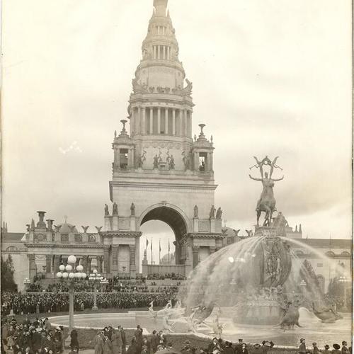 [Tower of Jewels and Fountain of Energy on opening day of the Panama-Pacific International Exposition]