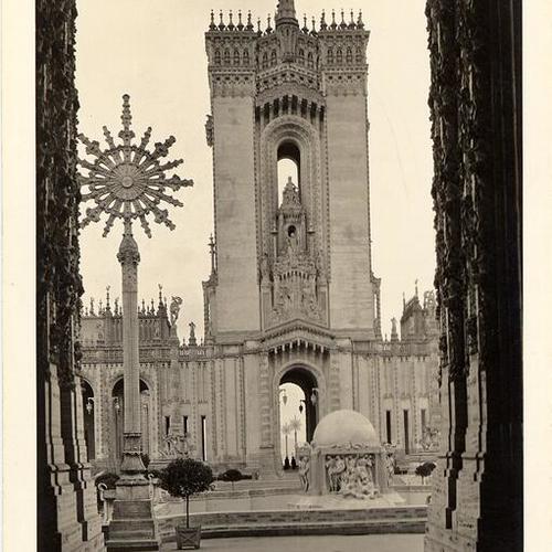 [Tower in Court of Abundance at the Panama-Pacific International Exposition]