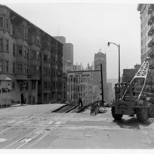 [Powell and California Street, south]