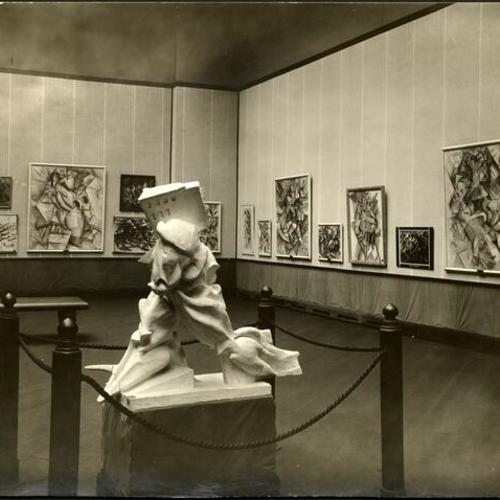 [Gallery of the Futurists.  Statue of "Muscles in motion"]
