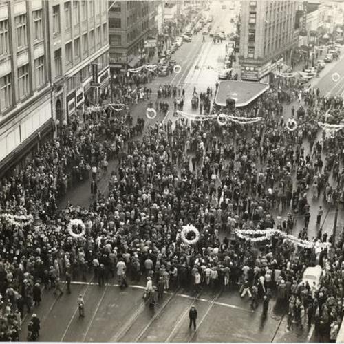 [Strikers gathered at Latham Square in Oakland]
