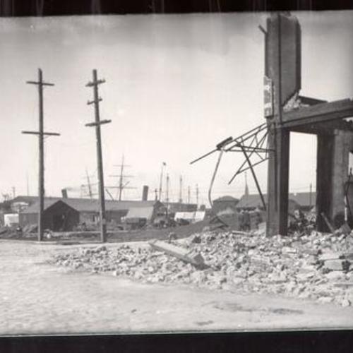 [View of the Waterfront district after the earthquake and fire of 1906]