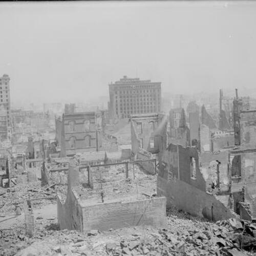 [Rubble in the aftermath of the 1906 earthquake and fire]
