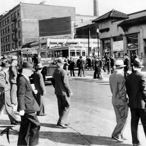 [Commuters leaving the Southern Pacific Depot at Third and Townsend streets]