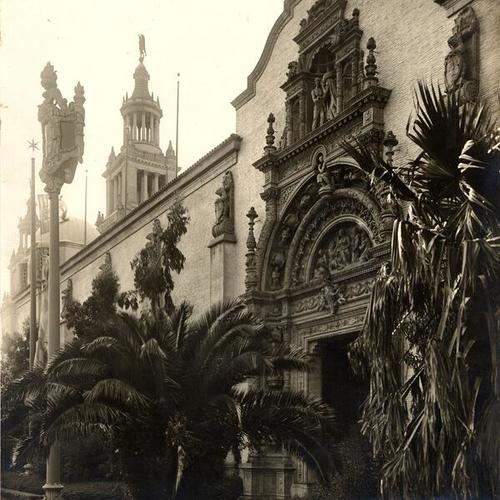[Main entrance of Palace of Varied Industries at Panama-Pacific International Exposition]