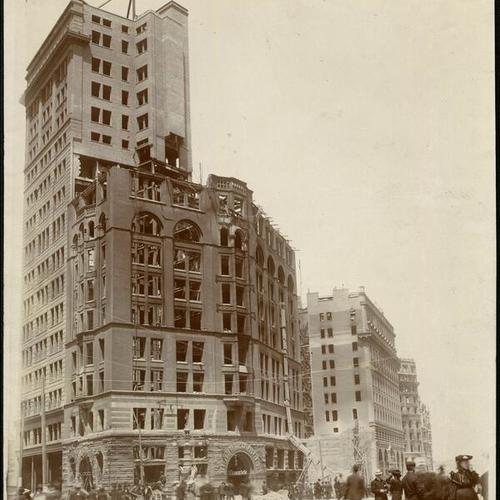  ruins of the Chronicle Building after the 1906 earthquake]