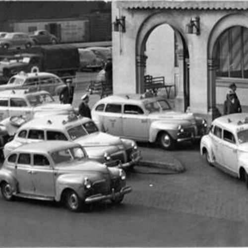 [Taxicabs at 3rd and Townsend streets railroad station]