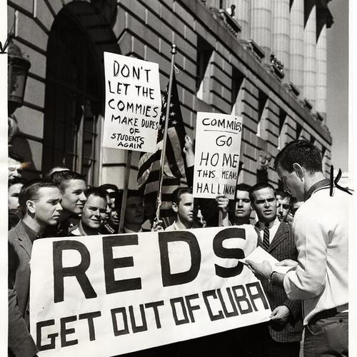 [Anti-Castro group of young people before the Federal Building]