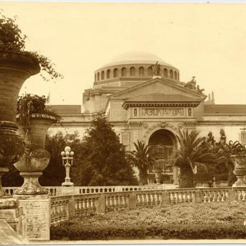 [Palace of Liberal Arts on the Avenue of Palms at the Panama-Pacific International Exposition]