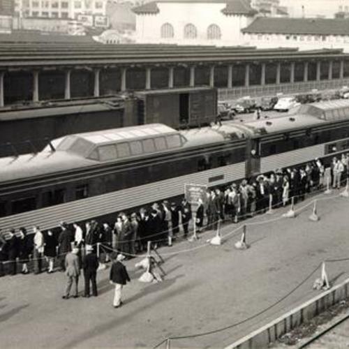 [Line of people waiting to take a tour of the "General Motors Train of Tomorrow" at Third and Townsend streets]