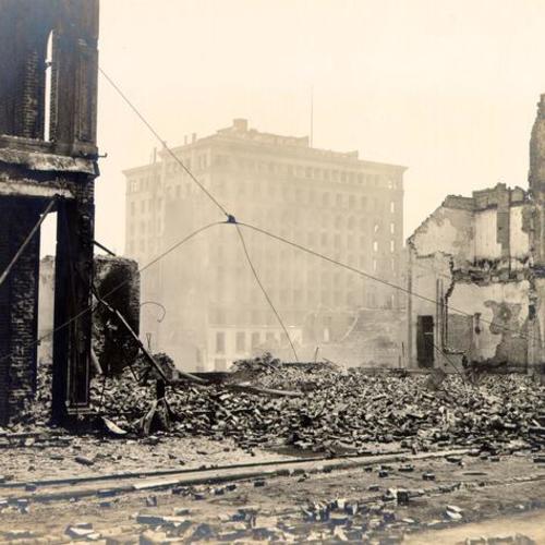 [Mills Building, at Kearny street, destroyed after the 1906 earthquake and fire]